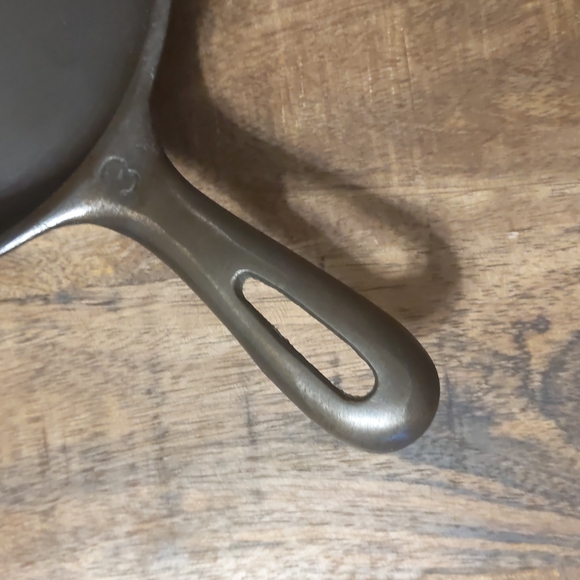 Vintage Unmarked Wagner Cast Iron Skillet, #3 - Picture 4 of 12